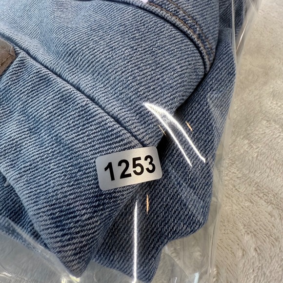 American Eagle Curvy Mom Jeans Light Wash Ripped Distressed Denim Stretch Size 2 - Picture 9 of 9